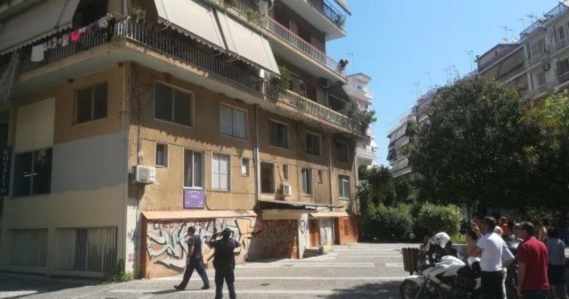 Πανικός στο Αγρίνιο: 12χρονος απειλούσε να ρίξει μωρό από το μπαλκόνι